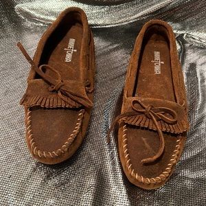 Woman’s Minnetonka Leather Moccasins size 9 gently used comfortable everywhere🪶
